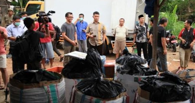 Walikota Jambi SY Fasha bersama aparat kepolisian saat menggrebek gudang penyimpanan daging babi.